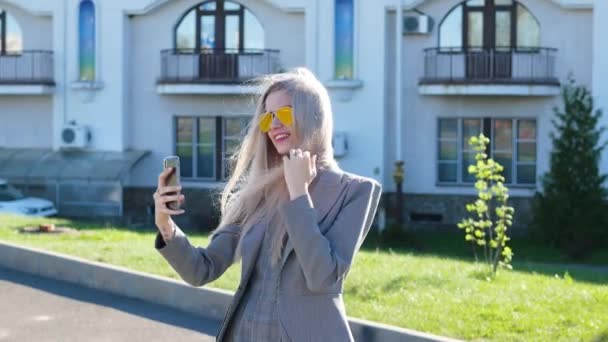 Empresario tomando una foto selfie con su teléfono inteligente — Vídeos de Stock