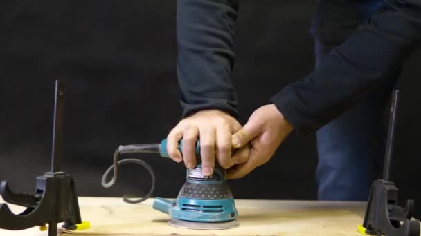 Madera de lijado de carpintero en taller — Vídeos de Stock