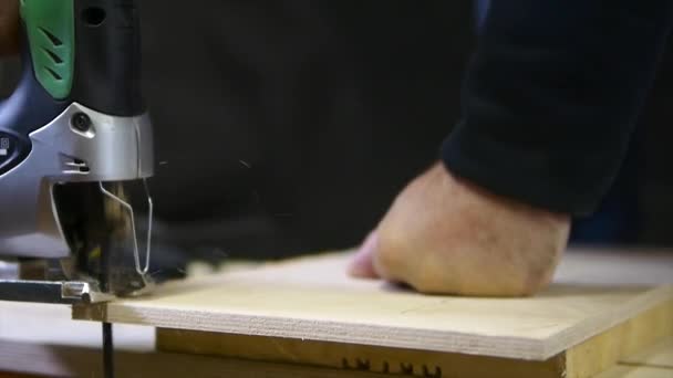 Trabajar con madera en el taller — Vídeo de stock
