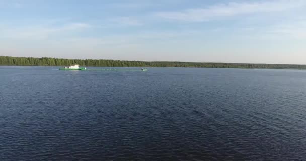 La barcaza que corre sobre el agua lisa con la carga — Vídeo de stock