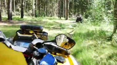 Ormanın içinden bir Quad bisiklet binici atılıyor