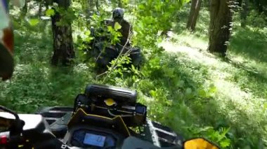 Quad bisiklet üzerinde kişi
