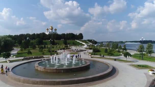 Arrow and the Volga embankment in Yaroslavl — Stock Video