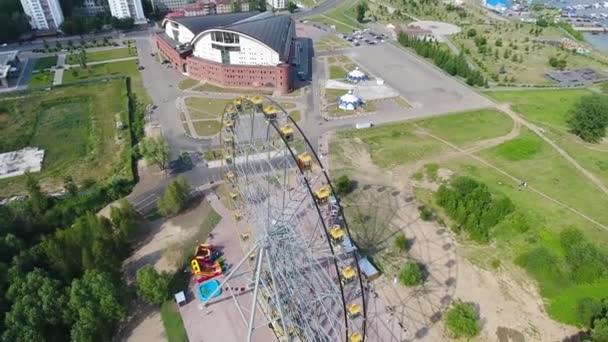 Roda gigante em um dia ensolarado — Vídeo de Stock