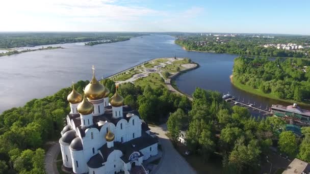 Kathedraal van de veronderstelling in Yaroslavl met uitzicht op de Wolga — Stockvideo