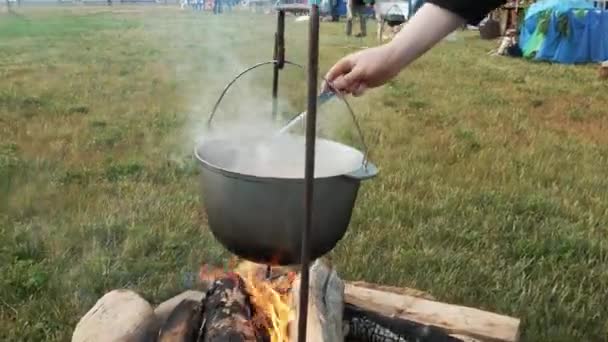 Cooking on the fire — Stock Video