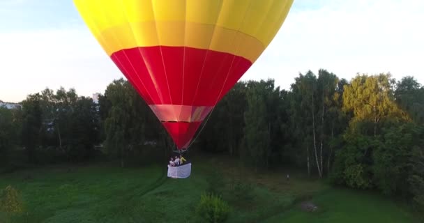 Ballon opstijgt in de stad — Stockvideo