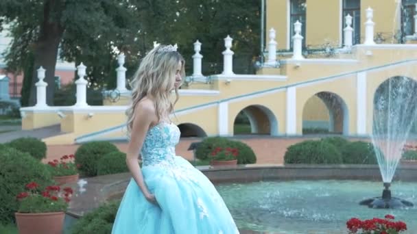 Principessa a fare una passeggiata in giardino — Video Stock