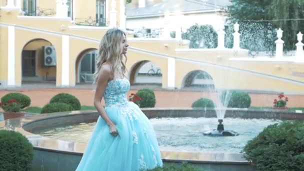 Дівчина в красивій сукні — стокове відео