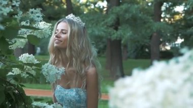 Kız çiçek koklama