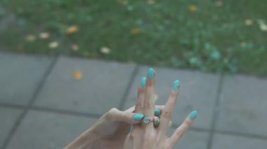 Ne kadar üzerinde bir elbise ile güzel manikür genç kız katlanmış