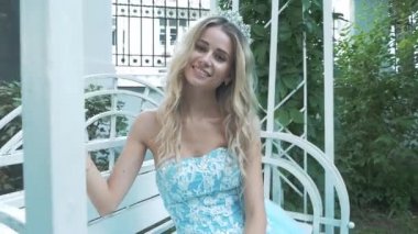 Kız sallanıyor salıncakta