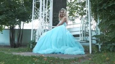 Cinderella salıncak üzerinde