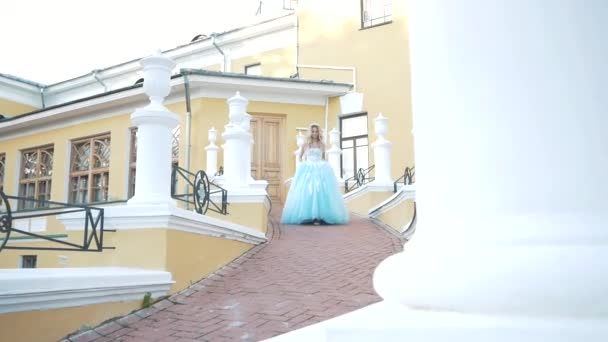Принцеса виходить на вулицю — стокове відео
