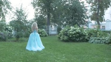 Kız çimenlerin üzerinde yürüyüş