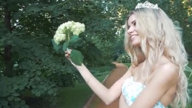 başında bir taç ile kız