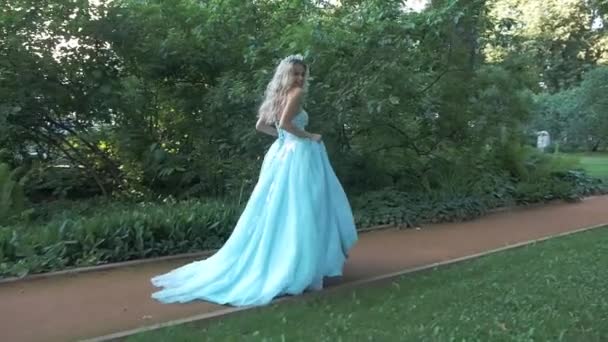 Blondes Mädchen im Kleid — Stockvideo