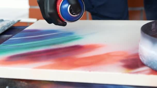 El artista pinta con pintura en aerosol — Vídeos de Stock