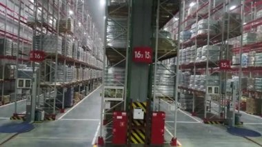 Geçen depo rafları