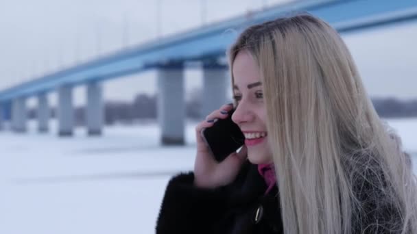 Gadis berbicara di telepon — Stok Video