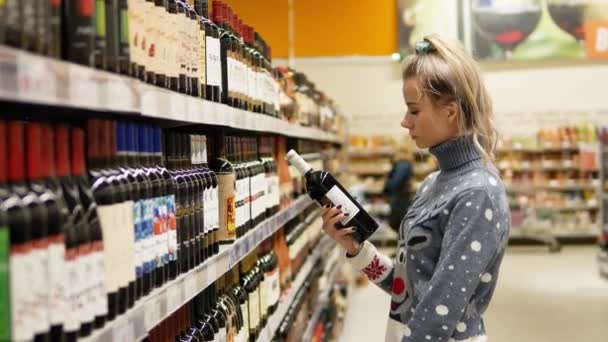 Chica en el supermercado — Vídeo de stock