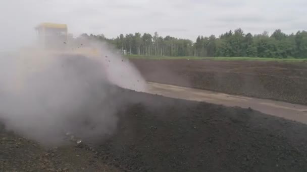 Tractor maneja el campo — Vídeo de stock