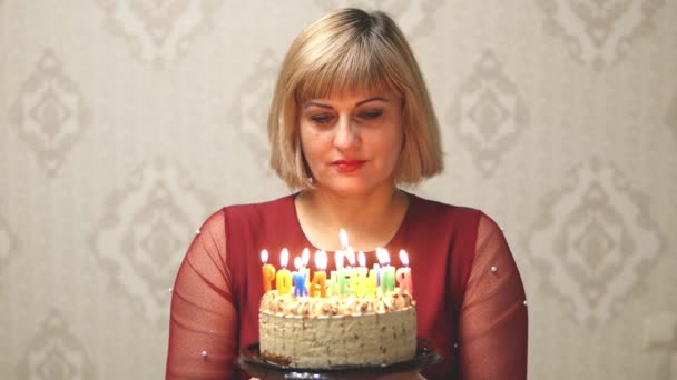 Mujer adulta soplando velas — Vídeo de stock