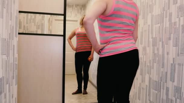 Flicka med hög vikt — Stockvideo