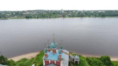 Nehir kıyısındaki kilise