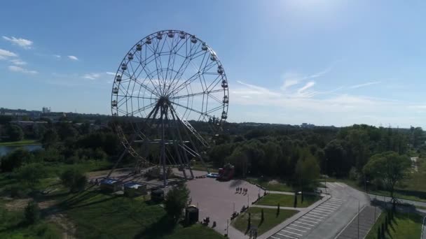 Чертово колесо в центре города — стоковое видео