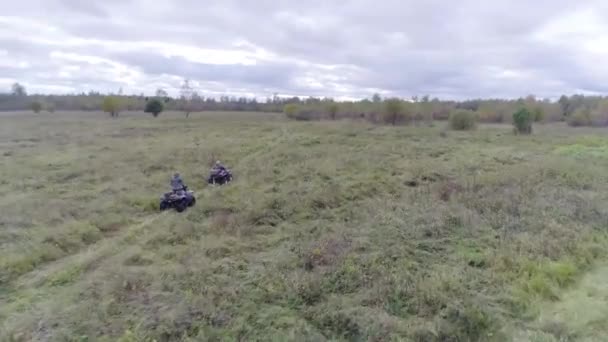 Extreme rijden op een Quad fietsen — Stockvideo