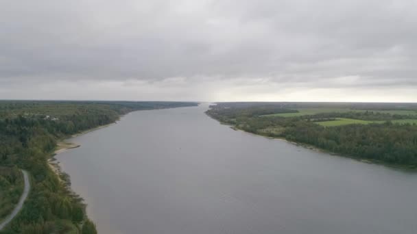 Volgafloden på en molnig dag — Stockvideo