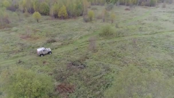 SUV-en kjører på feltet – stockvideo