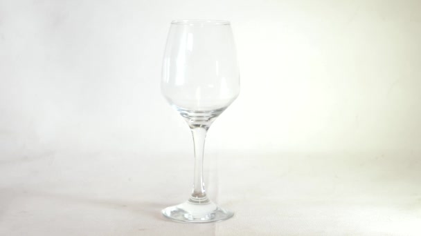 El vino en la copa sobre fondo blanco — Vídeos de Stock