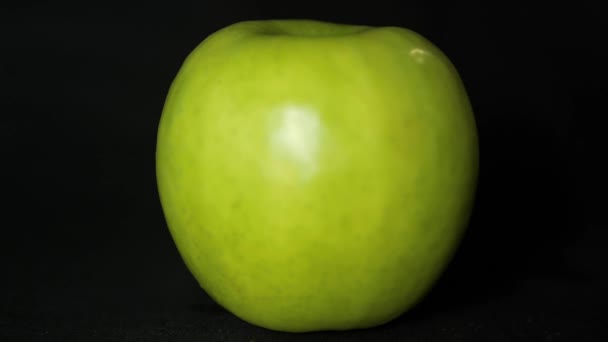 Manzana sobre fondo negro — Vídeos de Stock