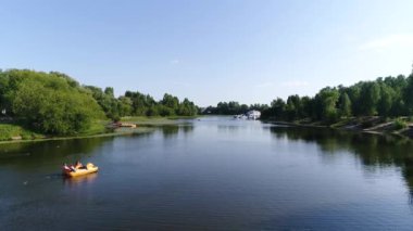 Nehirde tekne gezisi