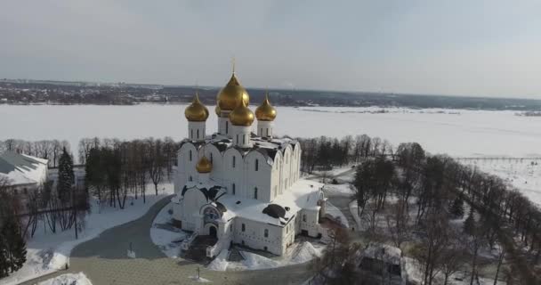 Quadrocopter 撮影冬ヤロスラブリの聖母被昇天大聖堂 — ストック動画