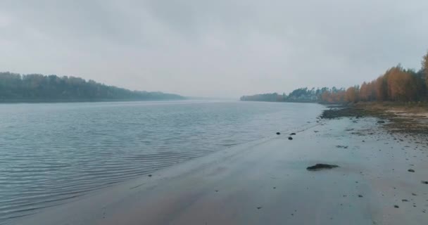 Ribera del río en un día nublado — Vídeo de stock