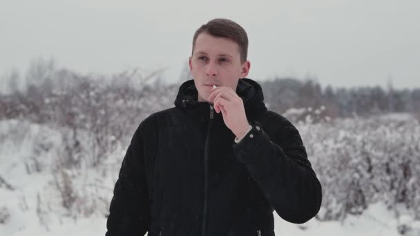 Giovane uomo fuma — Video Stock