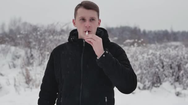 Un jeune homme fume iqos — Video