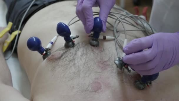 Pacjent po badaniu EKG — Wideo stockowe