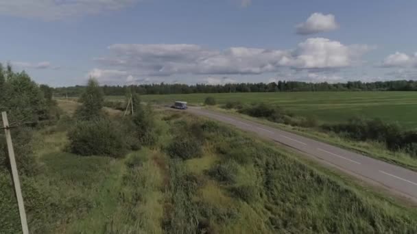 Alte Busfahrten auf der Autobahn — Stockvideo