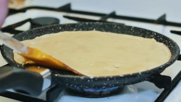 Cooking pancakes in a pan, hot dough — Stock Video