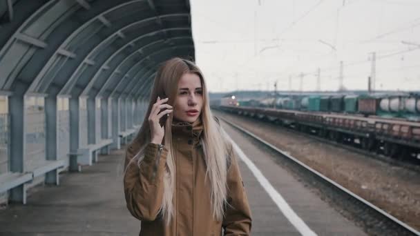 Chica hablando por teléfono en la estación — Vídeos de Stock