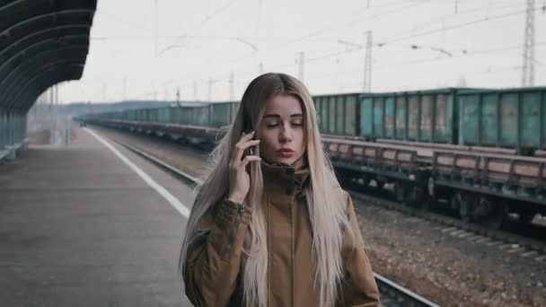 Blond meisje praten aan de telefoon — Stockvideo