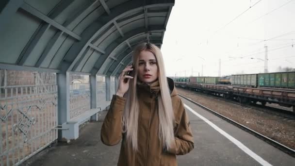 Piękna dziewczyna rozmawia przez telefon. — Wideo stockowe