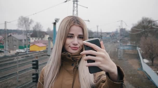 Selfie na ferrovia — Vídeo de Stock