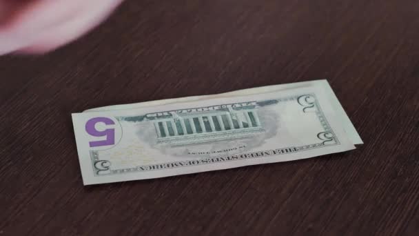 Mãos de homem para contar os dólares na mesa de madeira — Vídeo de Stock