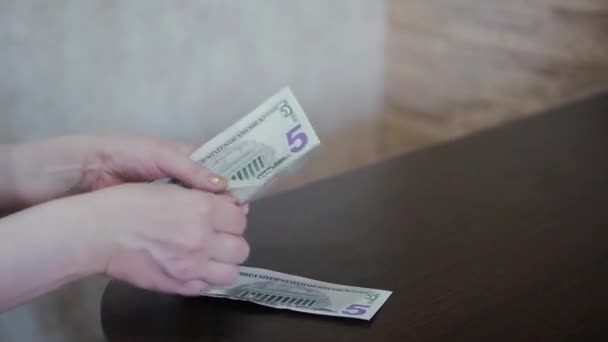 Contando dólares em uma mesa de madeira — Vídeo de Stock