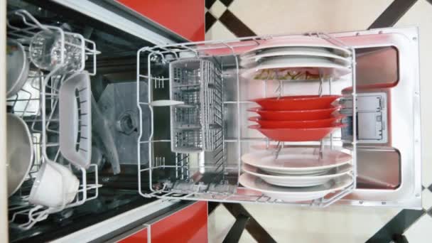 Enchendo pratos na máquina de lavar louça — Vídeo de Stock